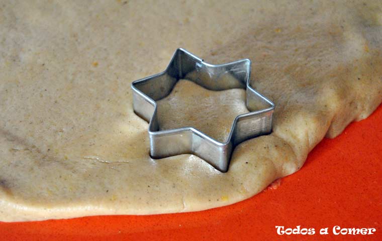 Galletas de jengibre de Navidad- Cortando la masa