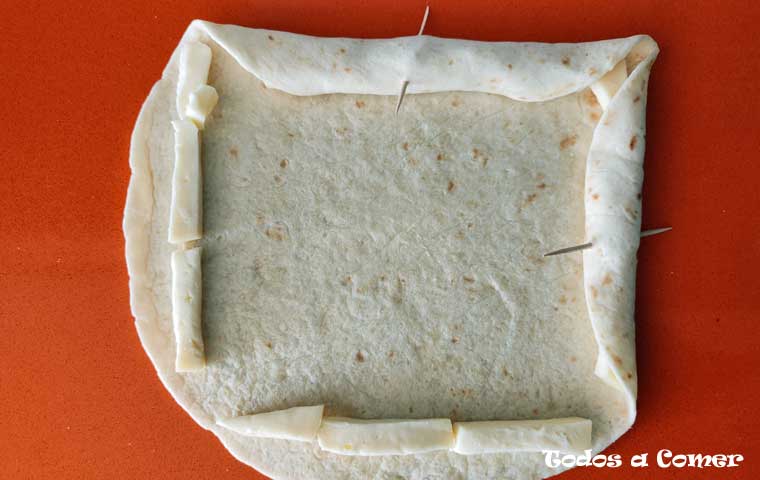 Piadina de jamón y queso en freidora de aire- Montando los bordes