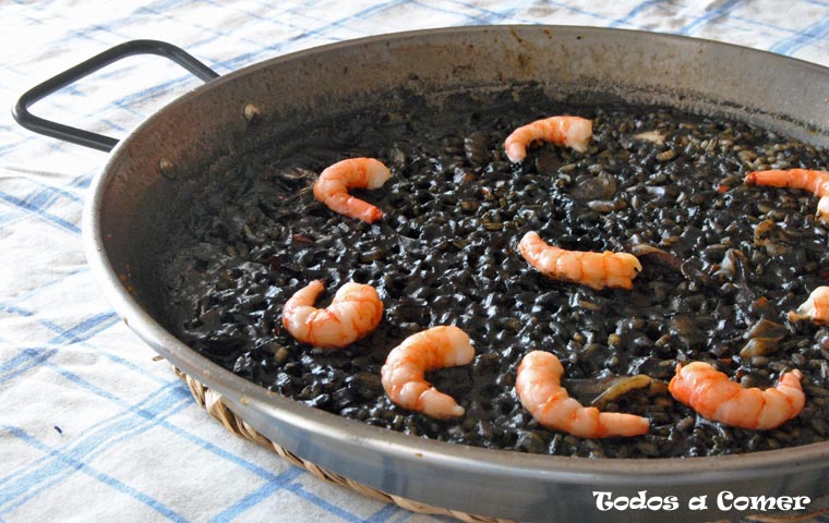 Arroz negro con calamares. Receta fácil valenciana