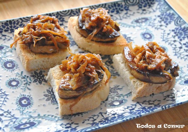 Canapés de foie y cebolla caramelizada