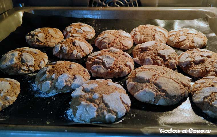 Galletas de chocolate craqueladas recién salidas del horno