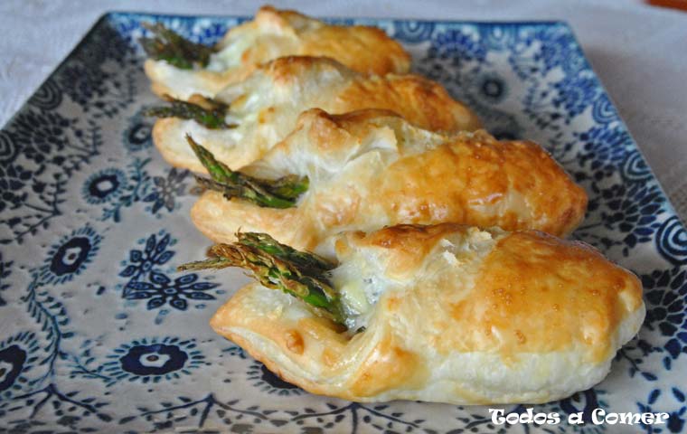 Hojaldres de espárragos trigueros con jamón y queso