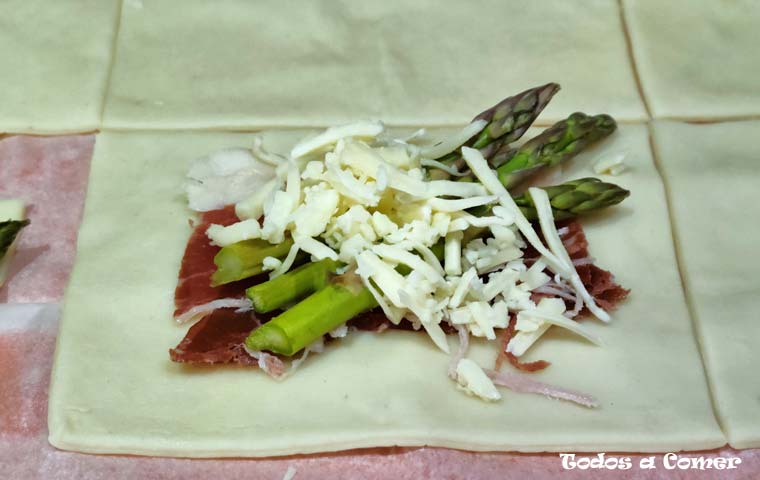 Hojaldres de espárragos trigueros - Rellenando el hojaldre