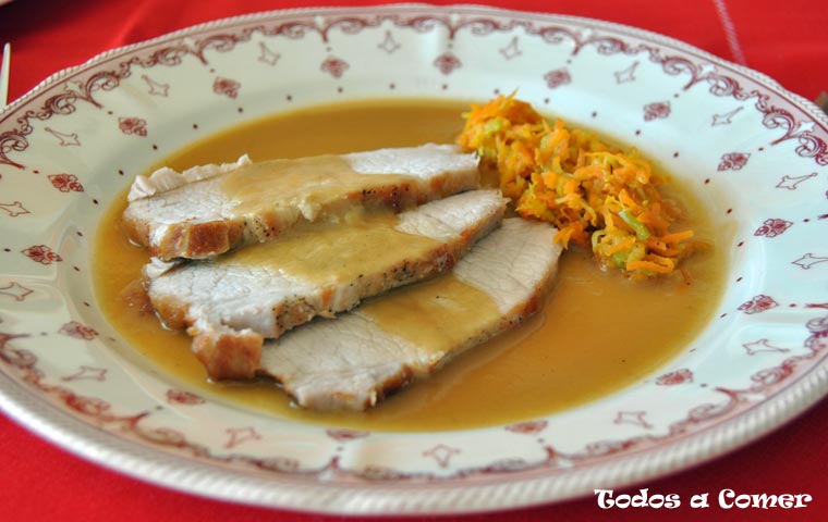 Lomo de cerdo en salsa en olla express, en detalle