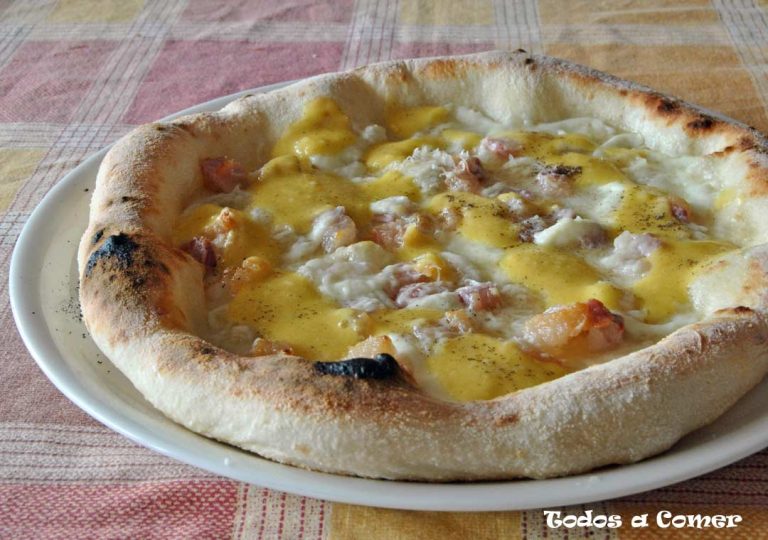 Pizza carbonara casera (con huevo)