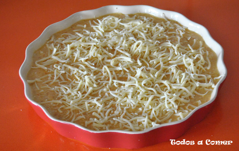 Pastel de salmón y verduras- Con queso rallado por la superficie.