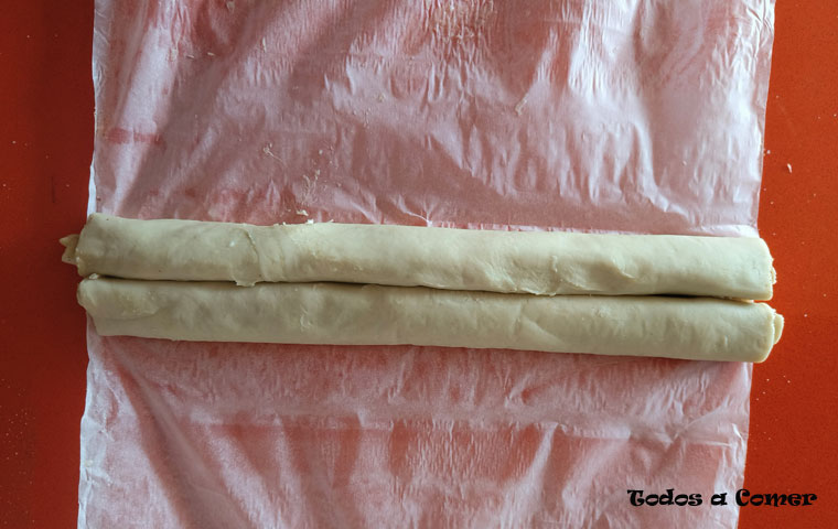 Palmeras de hojaldre caseras- Rollo de masa antes de cortar las piezas