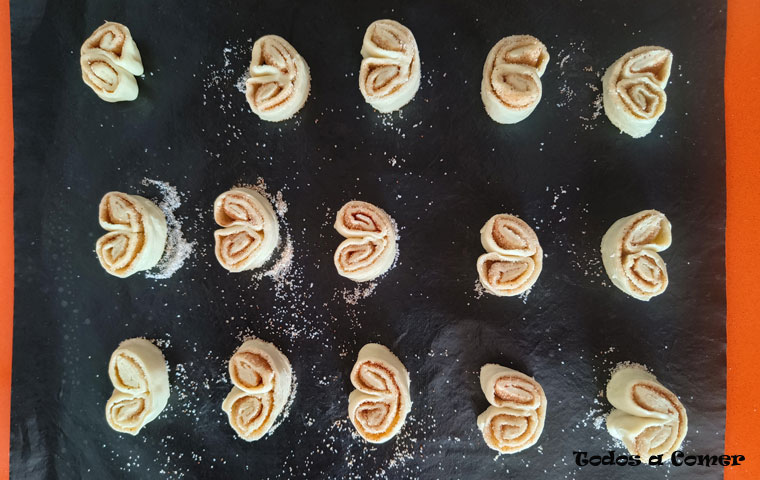 Receta de palmeras de hojaldre- Piezas en la bandeja de horno