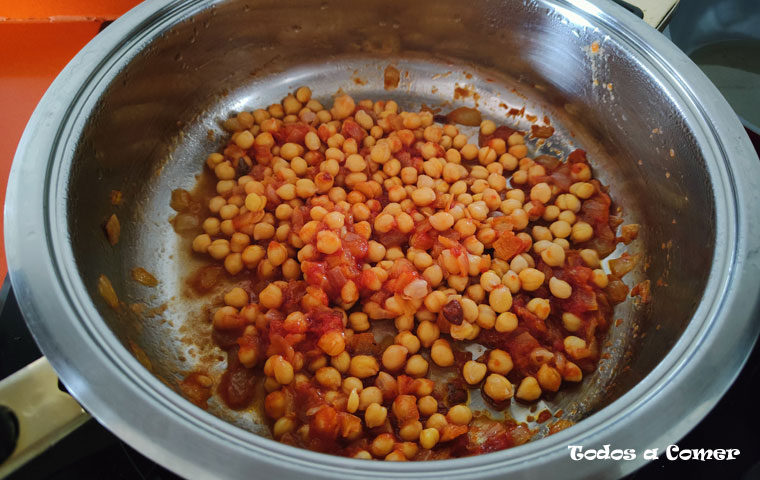 Potaje de garbanzos con bacalao y espinacas- Sofrito con los garbanzos