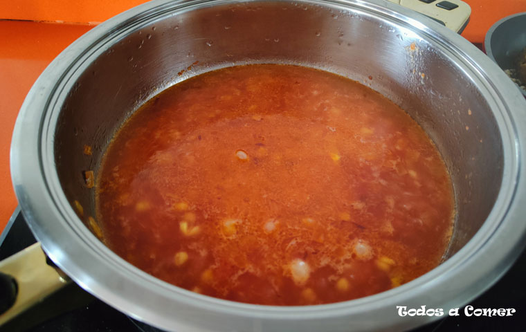 Potaje de vigilia- Garbanzos cociendo con el caldo