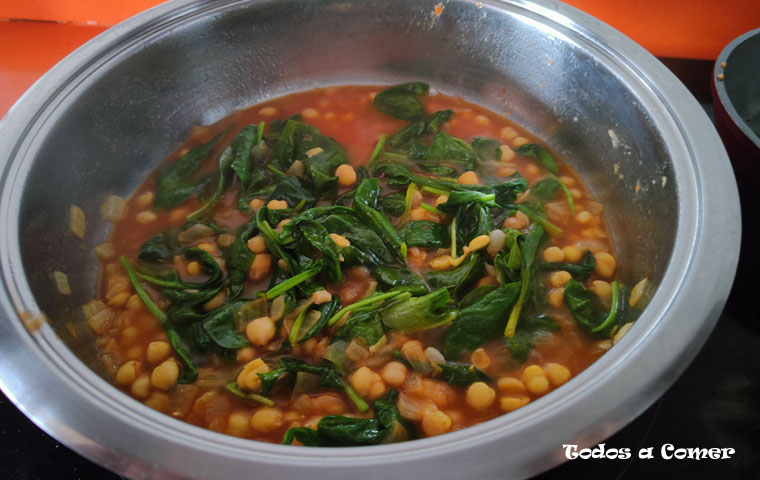 Potaje de garbanzos con bacalao- Terminando el guiso