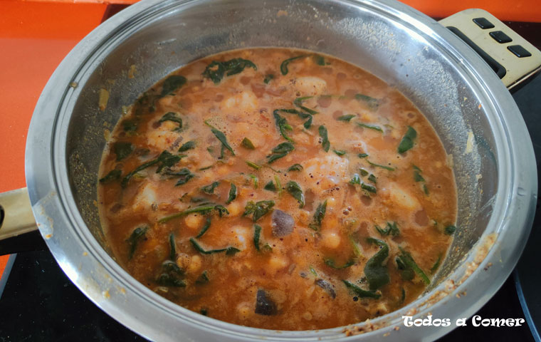 Potaje de garbanzos con bacalao- Con el bacalao y la picada