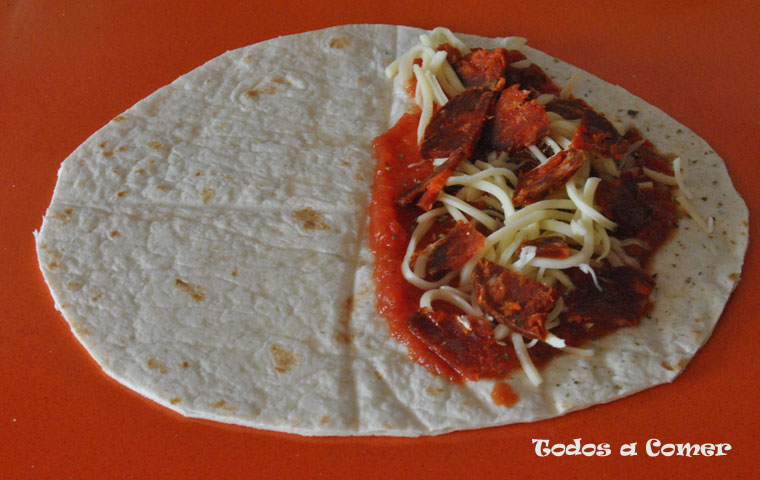 Quesadilla en freidora de aire - Rellenando el interior