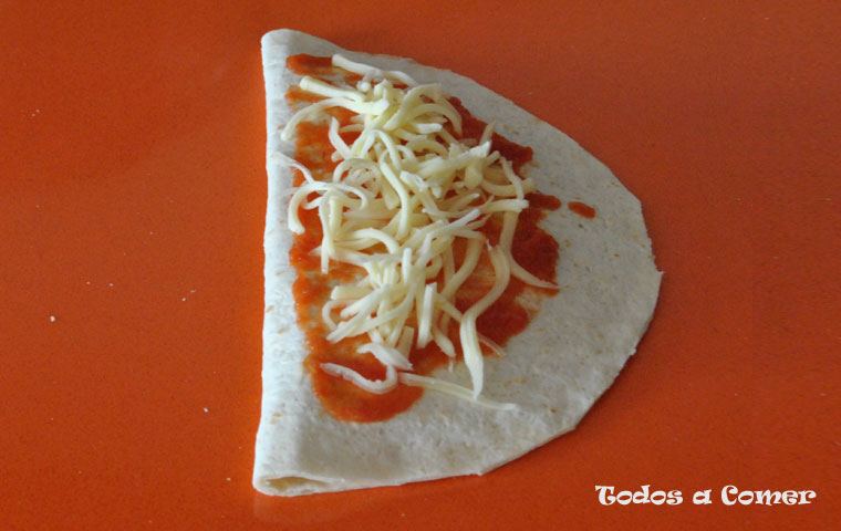 Quesadilla en freidora de aire - Cerrada y antes de ir a la air fryer