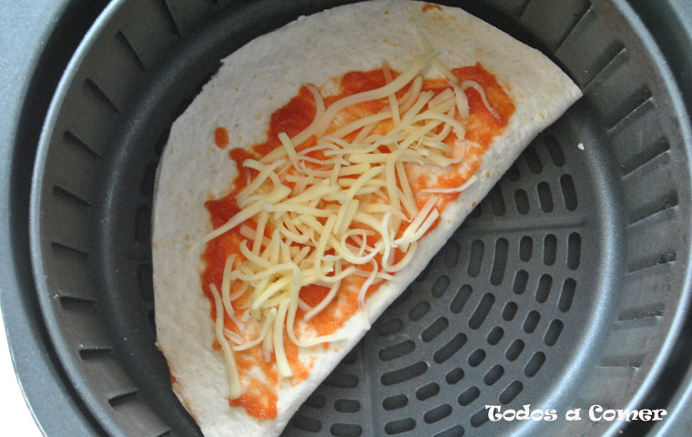 Quesadilla en freidora de aire - En la cubeta de la air fryer
