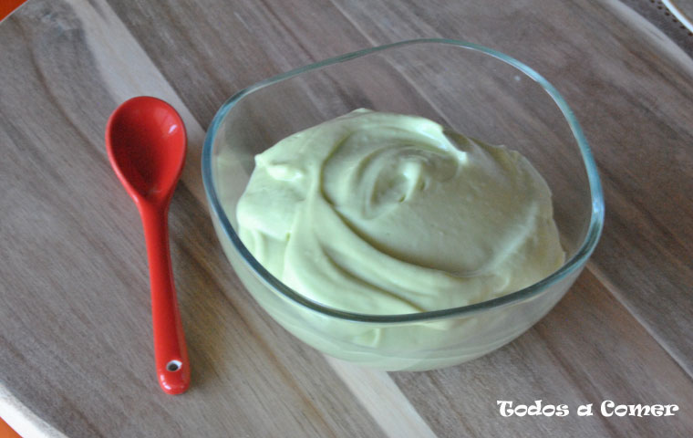 Mayonesa de aguacate con huevo duro