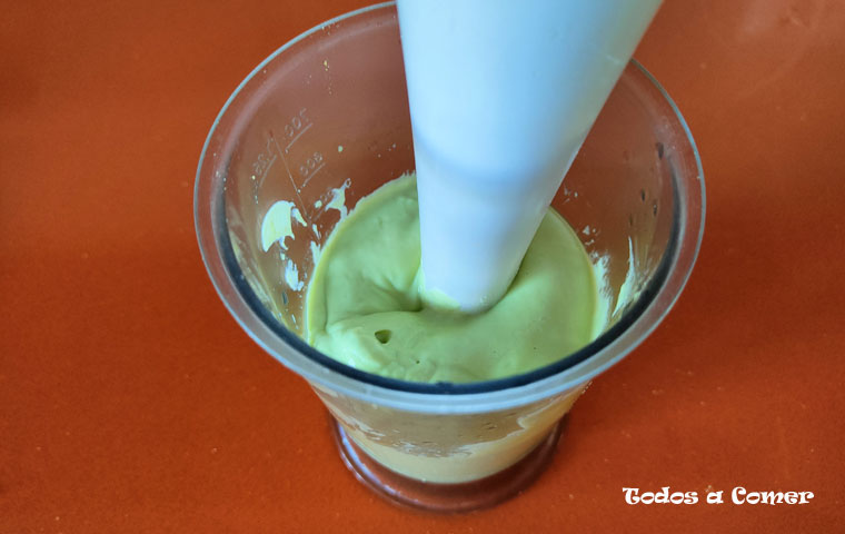 Mayonesa de aguacate con huevo duro- Triturando los ingredientes