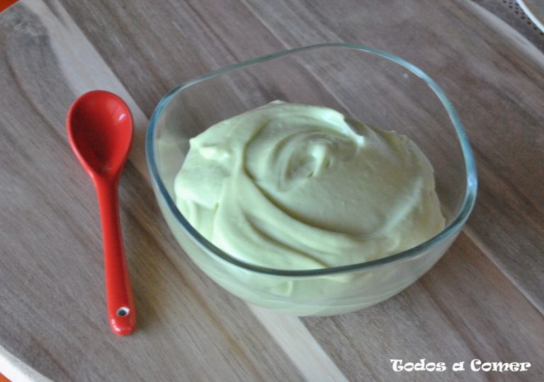 Mayonesa de aguacate con huevo duro. Fácil, rápida y deliciosa