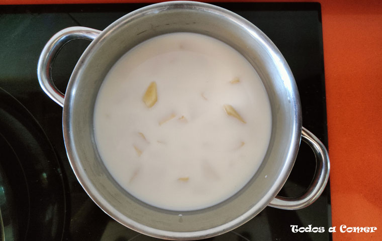 Pimientos rellenos de brandada de bacalao- Patata cociendo en leche