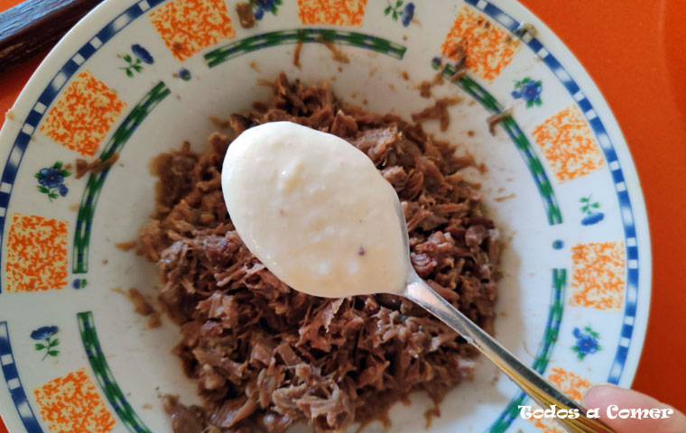 Pimientos rellenos de carne- Mezclando la carne con la bechamel