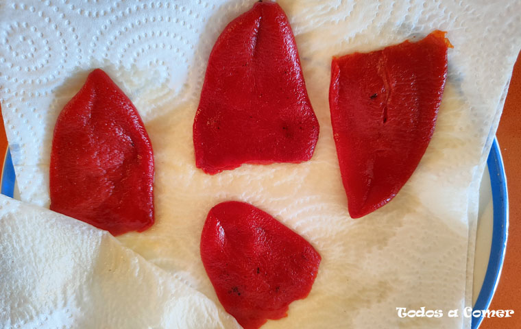 Pimientos rellenos de carne con bechamel- Escurriendo los pimientos