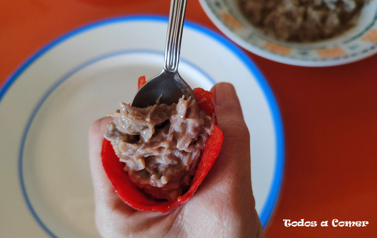 Pimientos del piquillo rellenos de carne- Rellenando los pimientos