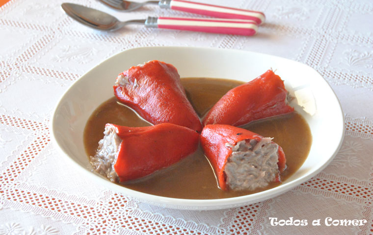 Pimientos del piquillo rellenos de carne- ¡Listos para disfrutar!