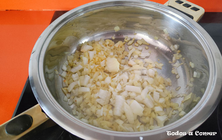 Solomillo de cerdo en salsa de vino blanco- Pochando la cebolla