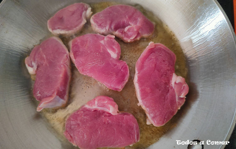 Solomillo en salsa de vino blanco- Marcando la carne