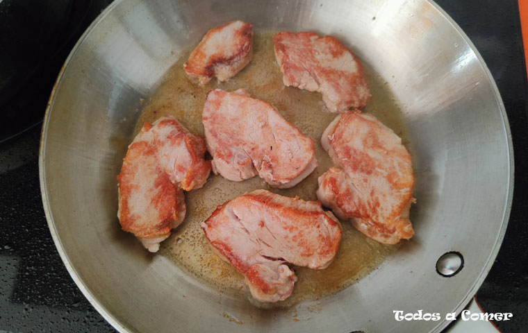 Solomillo de cerdo en salsa de vino blanco- Carne lista para reservar
