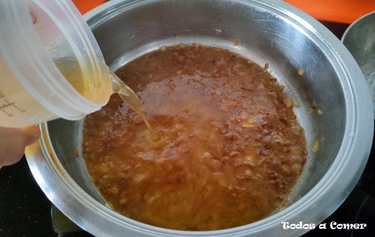 Solomillo de cerdo en salsa tradicional- Regando con el caldo