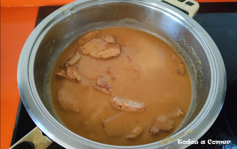 Solomillo de cerdo en salsa tradicional- Terminando la carne