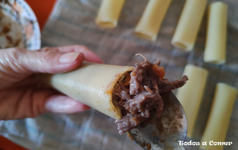 Canelones de carrilleras- Rellenando los canelones