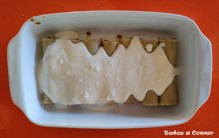 Canelones de carrilleras- Cubriéndolos de bechamel
