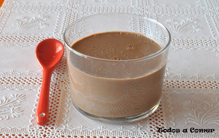Vasitos de chocolate cremosos con 4 ingredientes