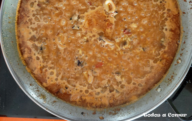 Arroz con almejas y gambas- Cociendo