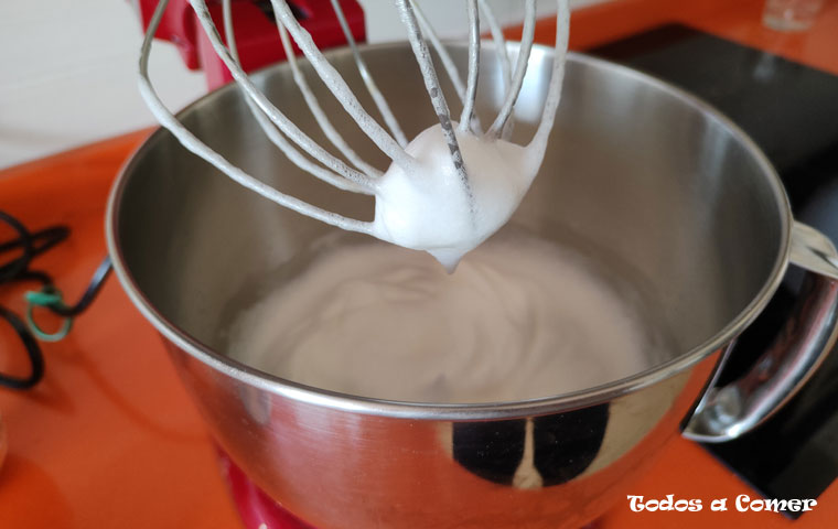 Bizcocho de queso crema esponjoso- Montando claras a punto de nieve