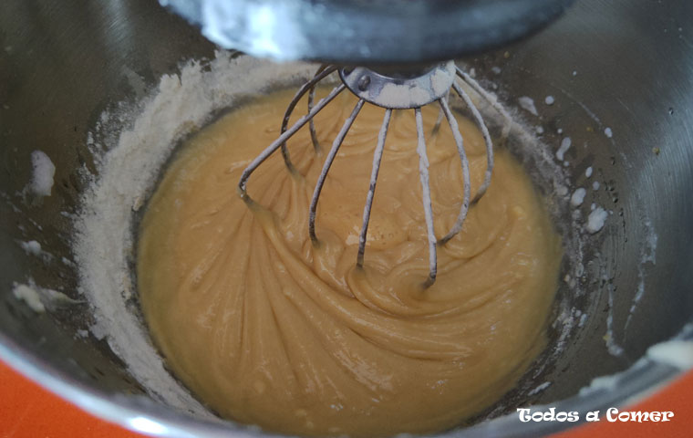 Bizcocho de queso crema esponjoso- Haciendo masa del bizcocho