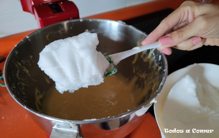 Bizcocho de queso crema esponjoso- Añadiendo claras montadas a la masa