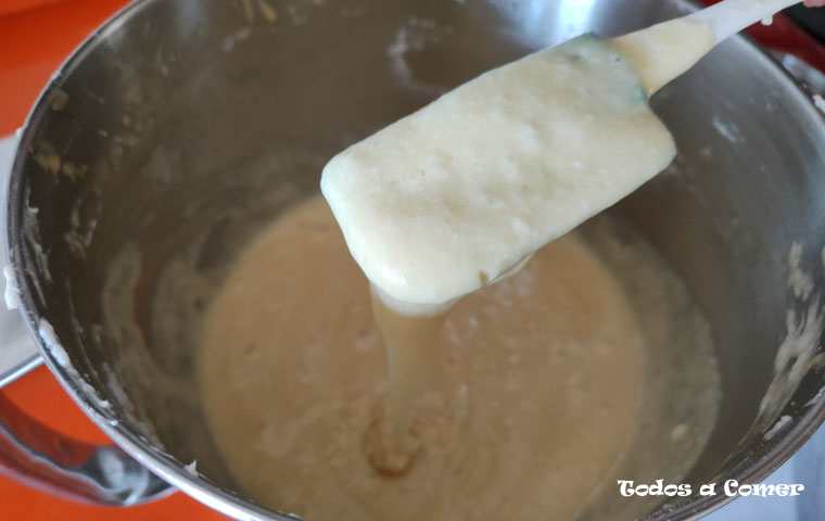 Bizcocho de queso crema esponjoso- Masa lista