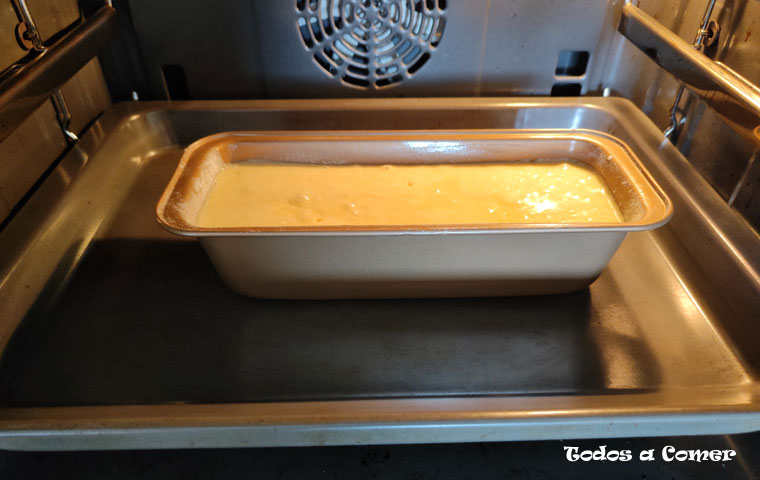 Bizcocho de queso crema esponjoso- Bizcocho en el horno