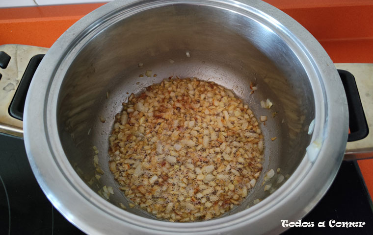 Salsa de queso azul- Pochando la cebolla