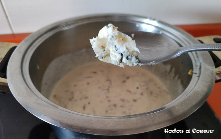 Salsa de queso azul- Echando el queso junto con la nata