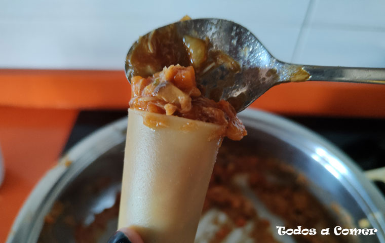 Canelones de pollo- Rellenándolos