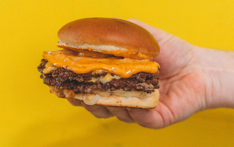 Smash burger, ¿qué es y cómo hacerla para que quede perfecta?