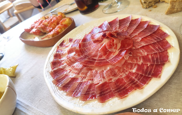 Jamón ibérico acompañado de pan con tomate