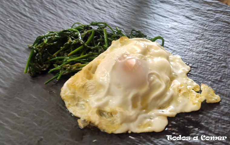 Esparraguines con huevo frito