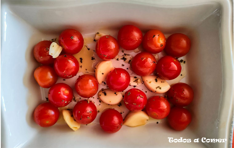 Alcachofas al horno crujientes- Tomates cherries y ajos antes de ir al horno