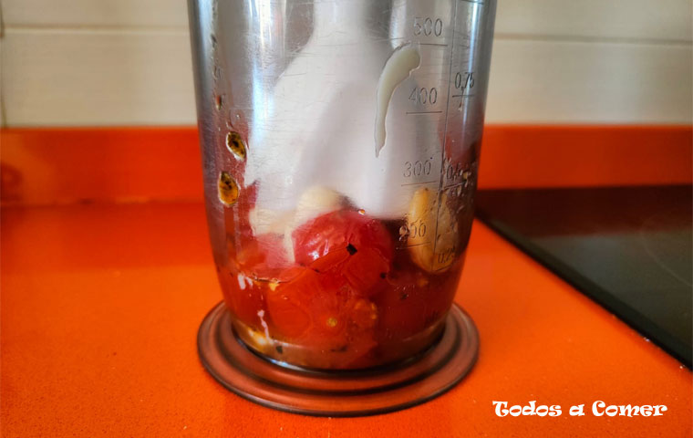 Alcachofas al horno crujientes- Triturando los ingredientes de la salsa