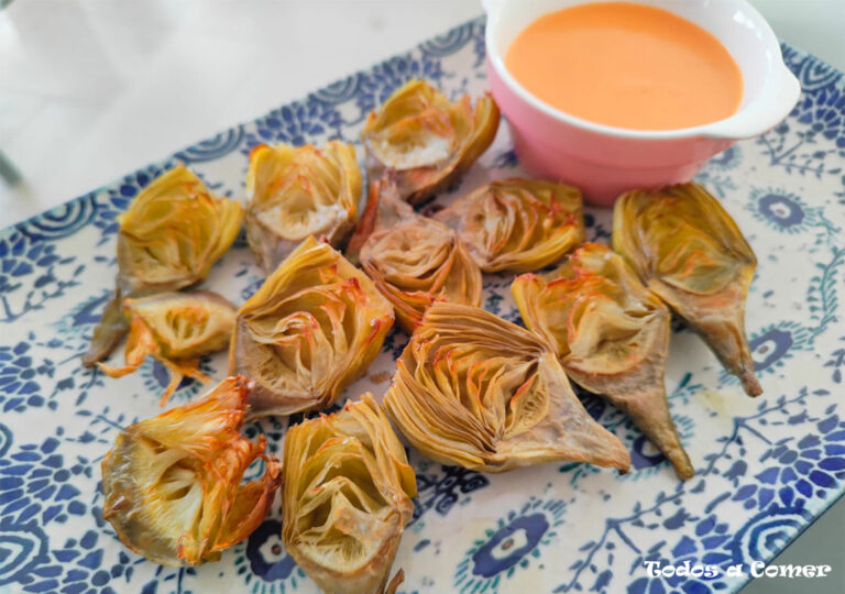 Alcachofas crujientes al horno con salsa de tomate asado